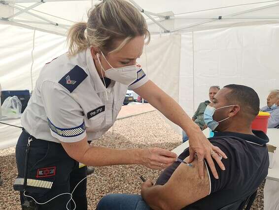 פועל ירדני מחוסן בישראל נגד קורונה // צילום: יהודה בן יתח